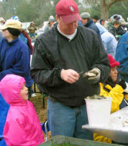 LCOysterFest-Shucking9